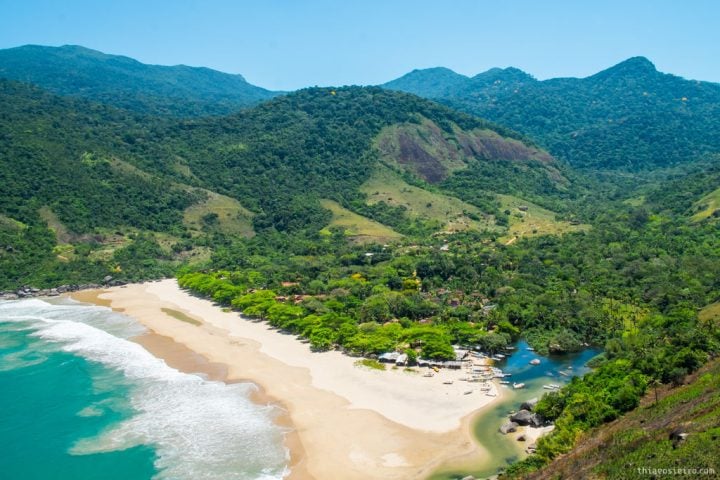 Cercada por vegetação nativa e montanhas, a Praia do Bonete tem seus cerca de 60 metros de extensão praticamente desertos.