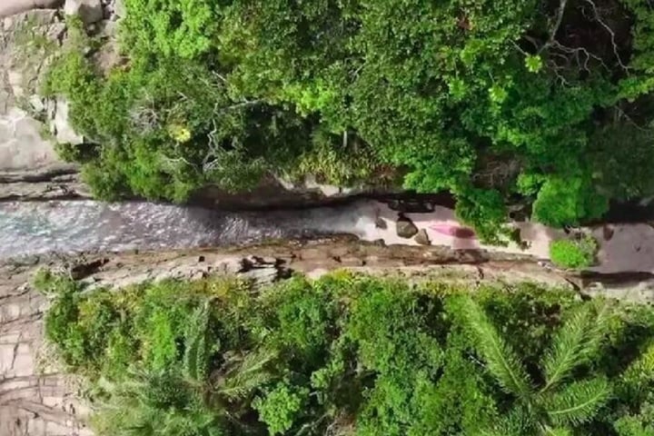 A "prainha" tem apenas 40 metros de comprimento e cerca de 5 metros de largura.