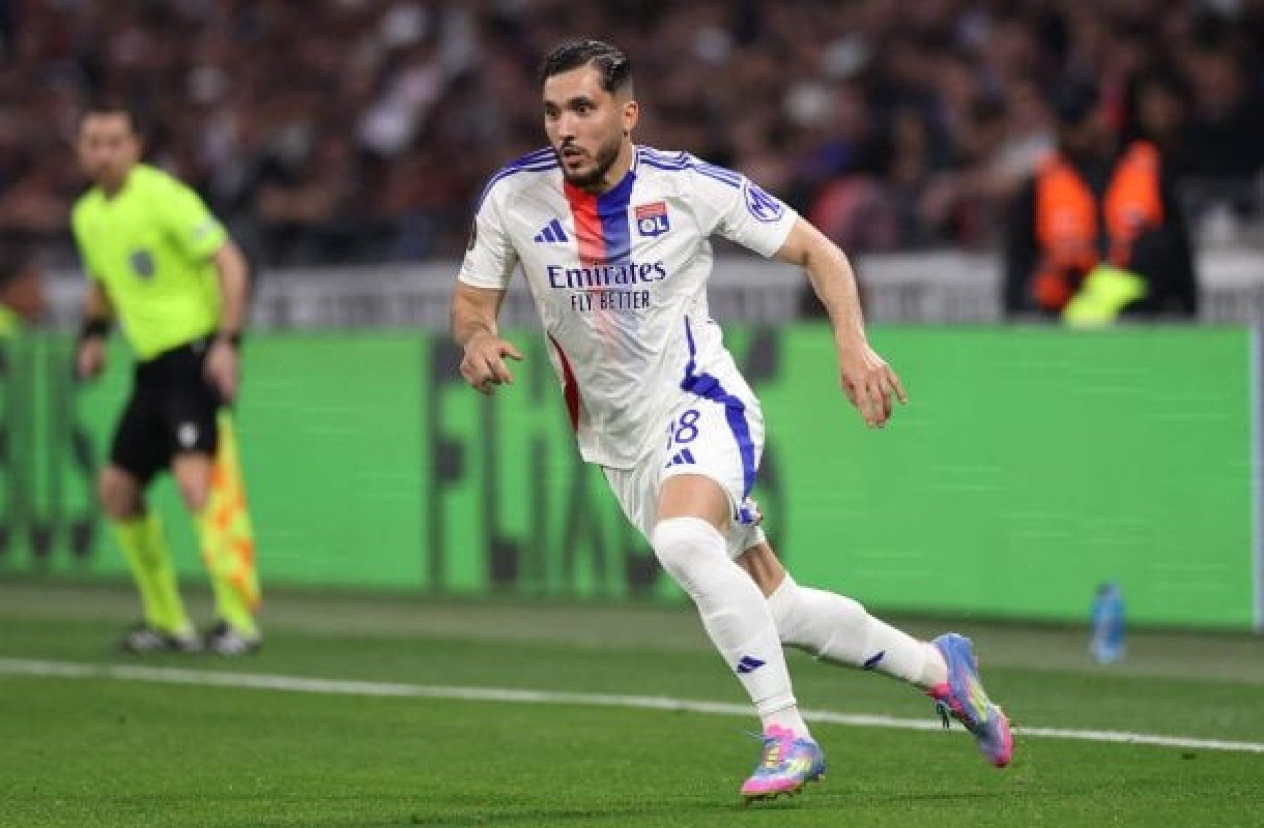 Manchester City encaminha contratação de joia do Lyon, da França