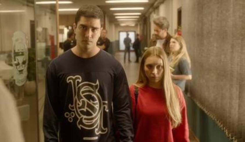 Na produção, os irmãos Cravinhos são interpretados por Leonardo Bittencourt (Daniel Cravinhos) e Allan Souza Lima (Cristian Cravinhos).