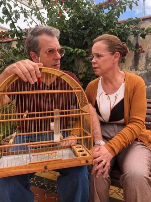 Já "A Menina que Matou os Pais - A Confissão" é centrado nos bastidores das investigações.