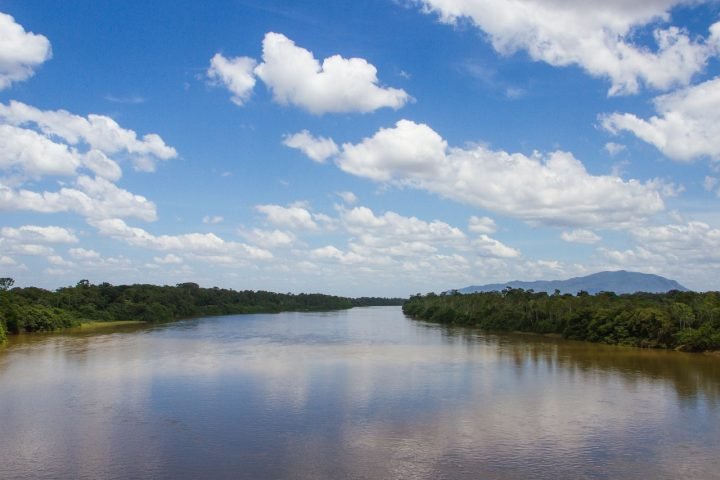 Ele percorre uma extensão semelhante a do rio Amazonas, cerca de 6 mil km, com largura variável entre 1 e 60 km, dependendo das bacias sedimentares.