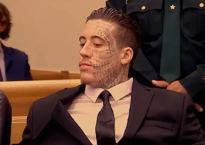 O criminoso já ganhou inúmeras admiradoras depois que foi preso. Ele recebeu um total de 754 fotos enviadas por mulheres, embora 163 delas tenham sido bloqueadas pela polícia por serem consideradas "inapropriadas".