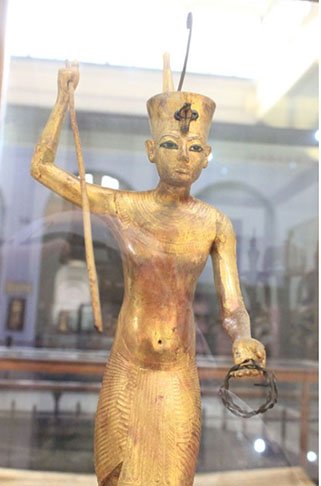 Na tumba foram encontrados cerca de 5 mil objetos que se tornaram tesouros históricos. A maioria está no Museu Nacional do Cairo