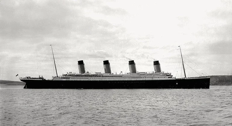 Veja a seguir o passageiro ou tripulante verdadeiro do Titanic e como ele foi retratado no filme.  Foto e nome do personagem real e do ator que o interpretou.  