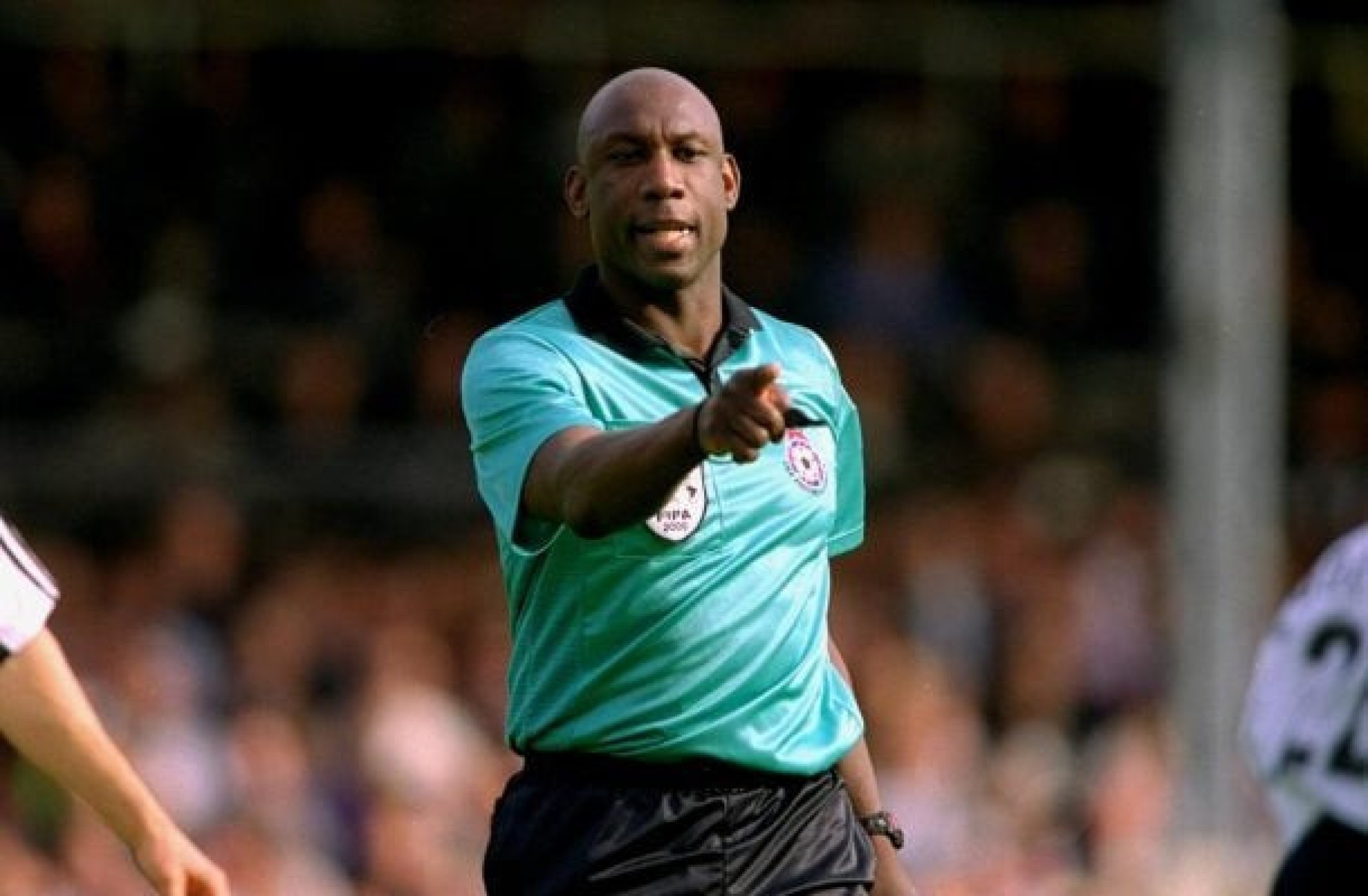 Como futebol inglês reagiu à morte do primeiro árbitro negro da Premier League