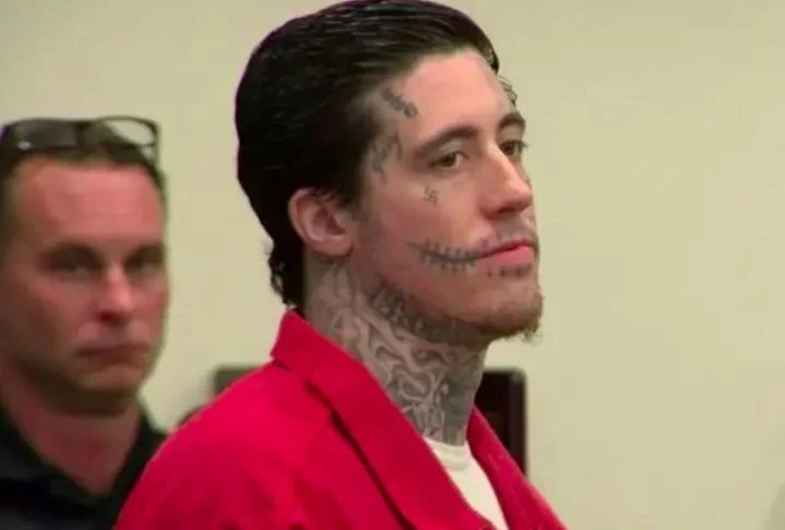 Eles também afirmaram que o filho passou a ficar "delirante" após desenvolver dependência química.






