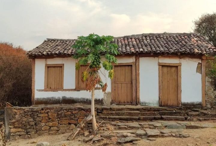 Esse povoado já foi uma das vilas mais desenvolvidas de Goiás e chegou a ser capital do império brasileiro por um dia, quando D. Pedro II pernoitou na região.