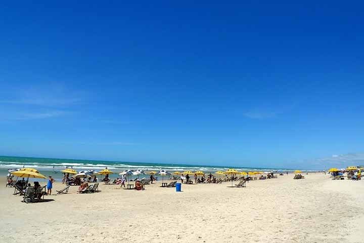 E por falar em encanto, poucos lugares são tão simbólicos para o turismo na cidade quanto a Praia do Futuro. Com extensas faixas de areia, ela é o principal ponto de lazer à beira-mar, repleta de barracas estruturadas que oferecem desde redes até frutos do mar.