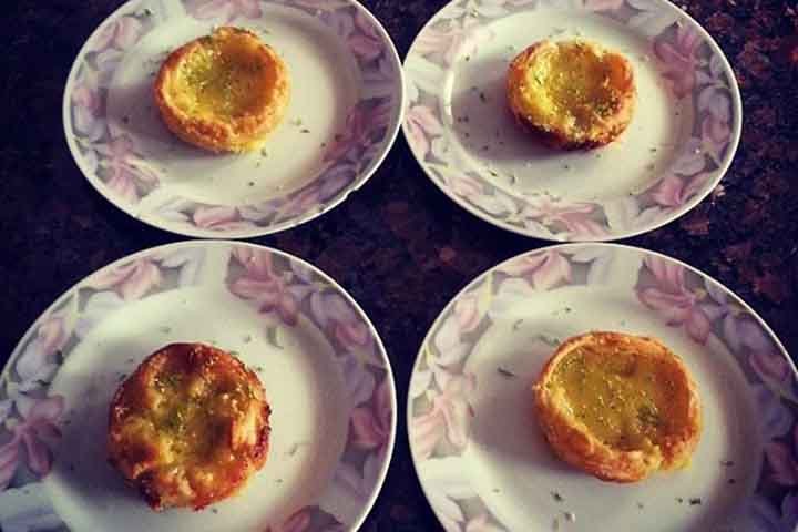 Em 2011, o Pastel de BelÃ©m foi eleito uma das 7 Maravilhas da Gastronomia de Portugal. As pequenas tortinhas devem ser polvilhadas com canela e, de preferÃªncia, acompanhadas de uma xÃ­cara de cafÃ©.