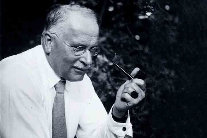 O psicólogo suíço Carl Jung (1875-1961) popularizou seu uso na psicologia como símbolo da psique. Jung teve grande importância ao  desenvolver conceitos como inconsciente coletivo. Suas teorias influenciam a psicologia, espiritualidade e artes até hoje.

