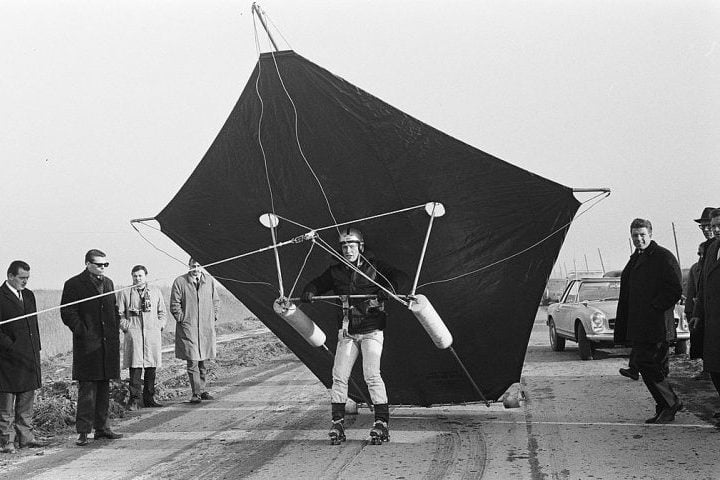 Também conhecido como parascending, o parasailing surgiu na década de 1960, como forma de treinamento militar para paraquedistas.-Harry Pot / Anefo / Domínio Público