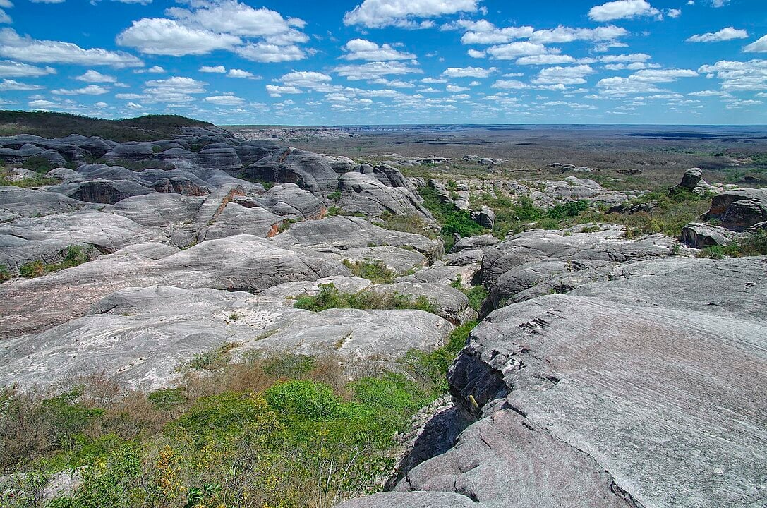 O Parque Nacional da Serra das Confusões, criado em 1998, fica no sudoeste do Piauí e abrange 12 municípios.  