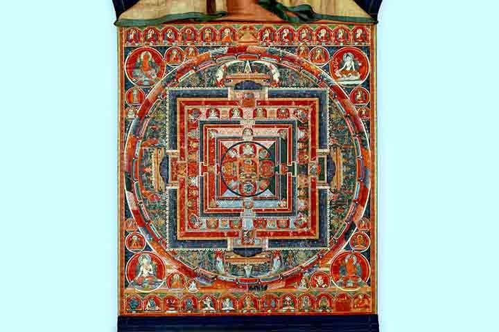 No tantrismo, compõe-se de círculos e quadrados concêntricos (com um centro comum) formando uma imagem simbólica do mundo e que servem de instrumento para que as pessoas façam a  meditação.[