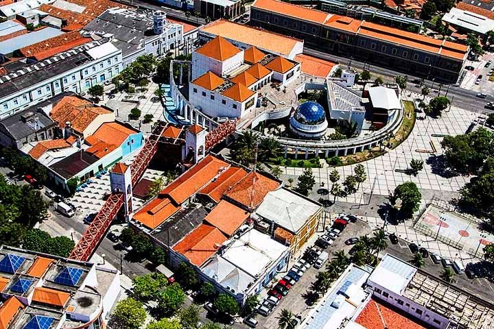 No coraÃ§Ã£o da cidade, o Centro DragÃ£o do Mar de Arte e Cultura se destaca como um polo vibrante da produÃ§Ã£o cultural cearense. Com programaÃ§Ã£o variada e acessÃ­vel, o complexo reÃºne museus, cinema, planetÃ¡rio, teatro e espaÃ§os abertos para exposiÃ§Ãµes e apresentaÃ§Ãµes.