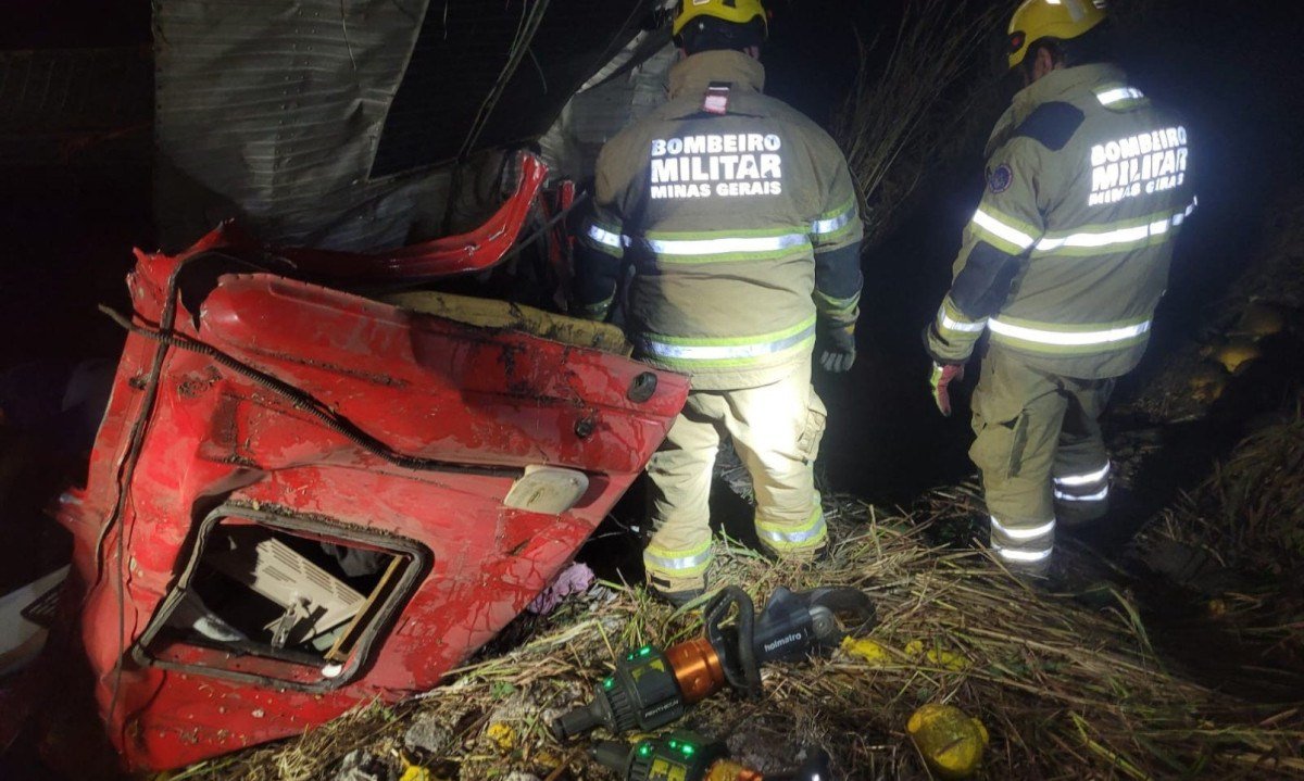Segundo os bombeiros, o corpo do motorista foi encontrado preso às ferragens -  (crédito: Divulgação/CBMMG)
