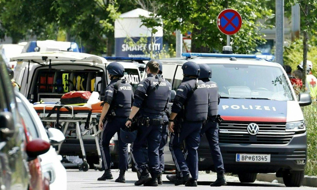 Policiais vistos em rua perto de escola onde várias pessoas morreram em tiroteio, em 10 de junho de 2025, em Graz, sudeste da Áustria -  (crédito: ERWIN SCHERIAU / APA / AFP)