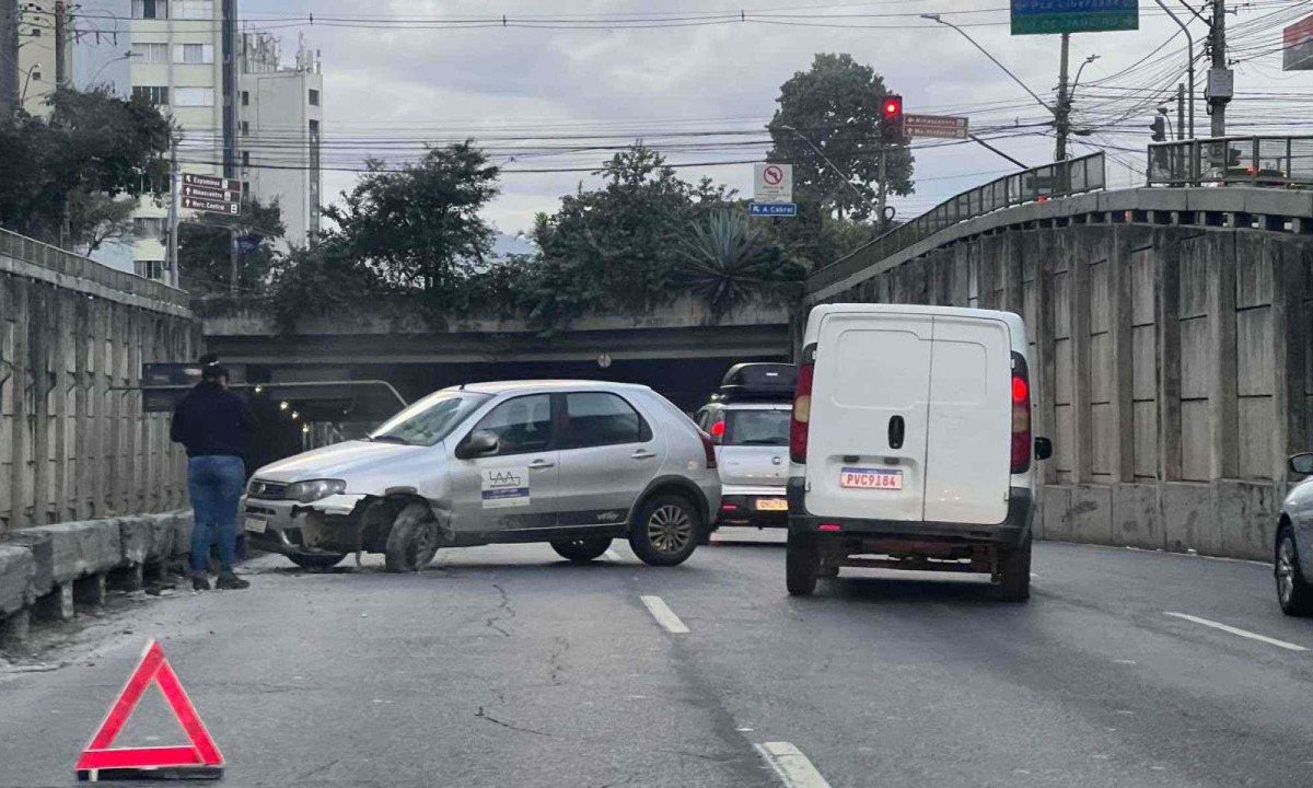 Acidente com um carro complica o trânsito da Avenida do Contorno, na altura do bairro Santo Agostinho -  (crédito: Edésio Ferreira/EM/D.A. Press)