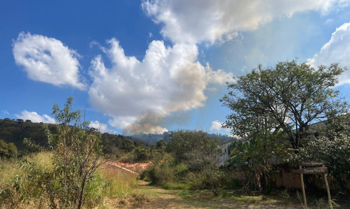 Segundo o Corpo de Bombeiros, o incêndio começou em uma área de vegetação no Parque Serra Verde -  (crédito: Reprodução / Denys Lacerda)