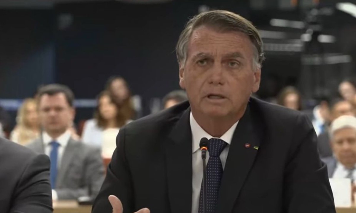 Ex-presidente Jair Bolsonaro (PL) faz uma 'brincadeira' com Moraes -  (crédito: TV JUSTI&Ccedil;A/REPRODU&Ccedil;&Atilde;O)