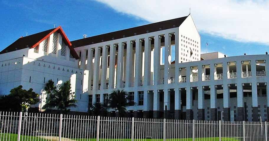 Sua arquitetura moderna contrasta de maneira instigante com os casarões antigos do entorno, refletindo a convivência harmônica entre tradição e inovação que define Fortaleza.