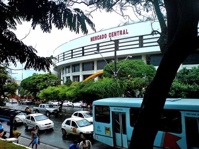 A poucos passos dali, o Mercado Central é uma verdadeira celebração dos sabores e saberes nordestinos. Fundado em 1809, o espaço cresceu ao longo das décadas e hoje abriga mais de 500 lojas distribuídas por quatro andares.
