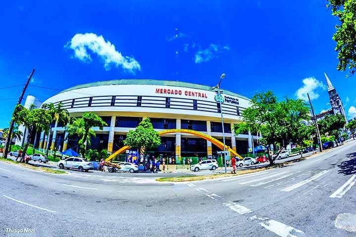 Ali, o visitante encontra desde bordados e rendas até cachaças artesanais, castanhas e lembranças típicas. É um passeio indispensável para quem quer levar um pouco do Ceará para casa.