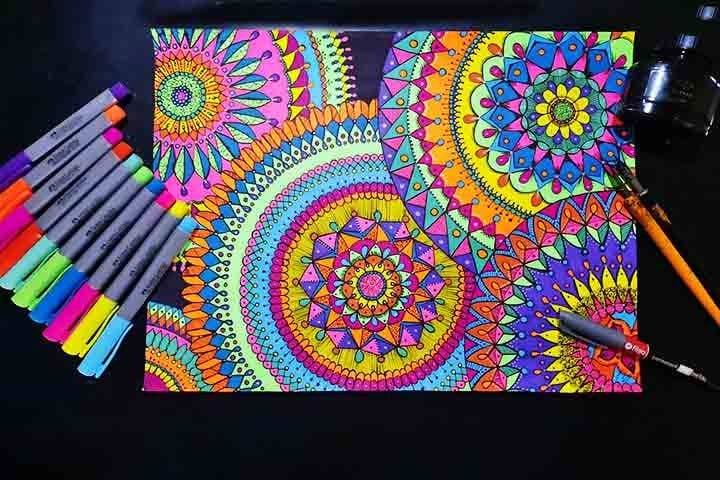 As cores das mandalas têm significados espirituais, como azul para paz e vermelho para energia. Elas podem ser desenhadas em papel, pintadas em tela, entalhadas em madeira ou bordadas em tecidos. 