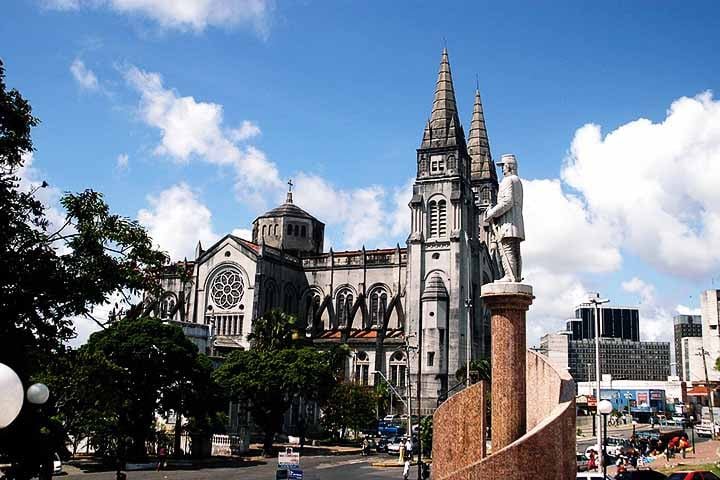 Ao lado do mercado, impõe-se a Catedral Metropolitana de Fortaleza. Sua construção levou quarenta anos para ser concluída, culminando em uma obra monumental em estilo gótico romano.
