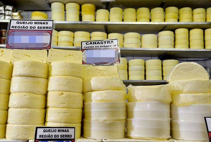 É um produto fresco, produzido com leite de vaca pasteurizado e conhecido por sua textura macia e sabor suave. Além disso, é um patrimônio cultural imaterial brasileiro, registrado pelo Instituto do Patrimônio Histórico e Artístico Nacional (IPHAN).