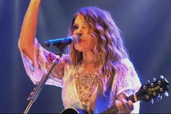Em entrevista, a cantora, que é um dos principais nomes da música nordestina, comentou sobre o episódio que por pouco não a deixou de fora do São João de Caruaru. “Quase não venho, quero dizer de passagem. Mas de última hora resolveram me contratar e estou muito honrada”, disse Elba, ao falar da contratação da relação com a prefeitura da cidade do agreste pernambucano. 
