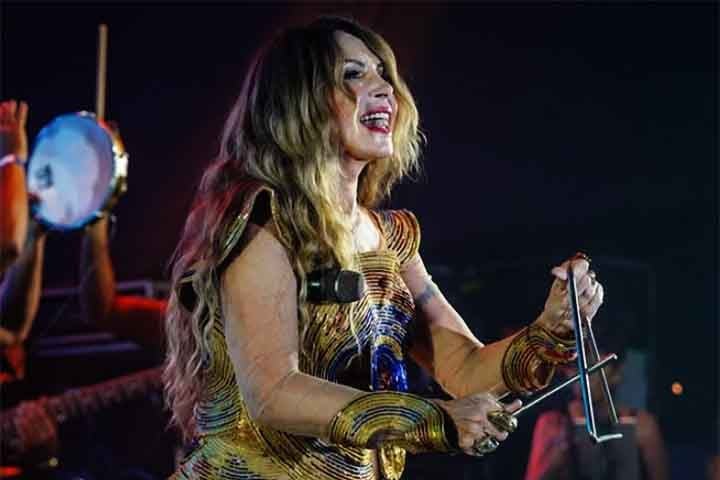 Ela também teve uma experiência musical inicial em 1968 ao tocar bateria no conjunto feminino "As Brasas". Em seguida, Elba continuou a cantar e a participar de festivais pelo Nordeste brasileiro. 
