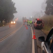 Carro bate de frente com carreta de combustível e motorista morre - CBMMG