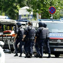 Ao menos 10 mortos em ataque a tiros em escola da Áustria - ERWIN SCHERIAU / APA / AFP
