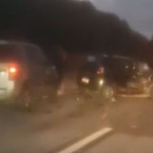 Acidente entre carros e carreta deixa ferido e complica trânsito na BR-381 - Reprodução/Redes sociais
