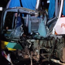 MG: carreta faz ‘L’, bate em ônibus e motorista e passageiros ficam feridos - Divulgação/CBMMG