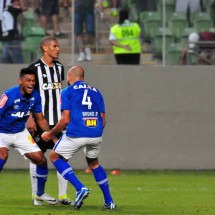 O zagueiro Bruno Rodrigo (nº 4) comemora após marcar o gol da vitória do Cruzeiro sobre o Atlético, no Independência, pela sétima rodada do Brasileiro, que foi disputada em um Dia dos Namorados -  (crédito: Rodrigo Clemente/EM/D.A Press – 12/6/2016)