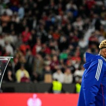 Lamine Yamal deixa o gramado da Allianz Arena, em Munique, depois de a Seleção Espanhola perder o título da Liga das Nações para Portugal, no último domingo (8/6) -  (crédito: Tobias SCHWARZ / AFP)