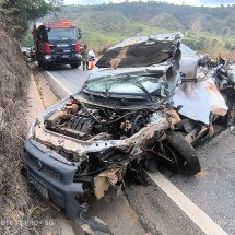 MG: motorista morre em batida entre caminhonete e guincho em rodovia - PMMG/Divulgação