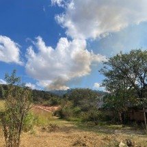 Incêndio atinge área de parque estadual em BH - Reprodução / Denys Lacerda