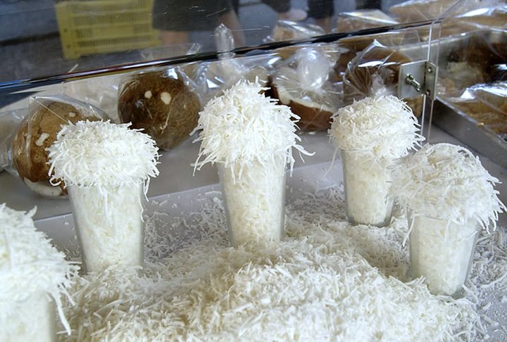 Coco ralado: Derivado da polpa do coco maduro, o coco ralado pode ser amplamente utilizado na culinária, desde sobremesas até pratos principais e saladas. É uma excelente fonte de fibras e pode usado em doces, bolos e biscoitos.
