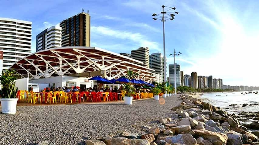 Reformado para melhorar a experiência dos visitantes, o mercado reúne peixarias e bares onde é possível escolher um peixe fresco e vê-lo sendo preparado na hora. Uma vivência simples, perfeita para encerrar um dia de passeios.