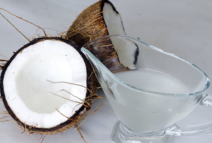 Água de coco: Rica em minerais essenciais e uma diminuta concentração de gorduras e açúcares, a água de coco ajuda na hidratação e a restauração de eletrólitos e nutrientes. 