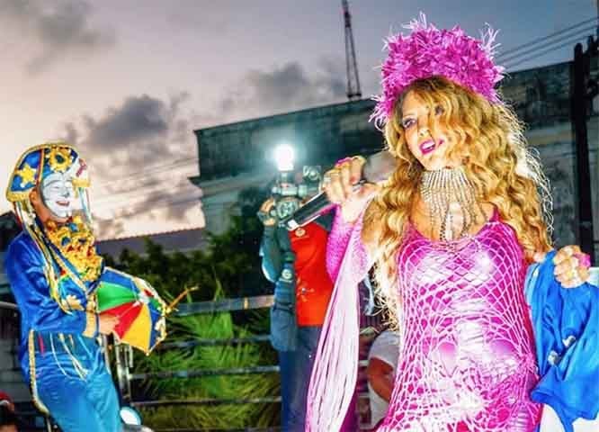 Elba Maria Nunes Ramalho nasceu em Conceição, no Vale do Piancó, na Paraíba, dia 17 de agosto de 1951. Ela participou pela primeira vez de uma apresentação no palco no Coral da Fundação Artística e Cultural Manuel Bandeira, do qual fazia parte, com "Evocação do Recife". 
