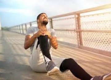 O primeiro o após qualquer lesão é buscar avaliação com um profissional capacitado — idealmente, um médico do esporte ou ortopedista com experiência em medicina esportiva -  (crédito: Freepik)