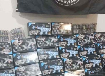 PM encontra carga com quase 40 armas de gel, munição e mais itens sem notas fiscais -  (crédito: PMMG/Divulgação)