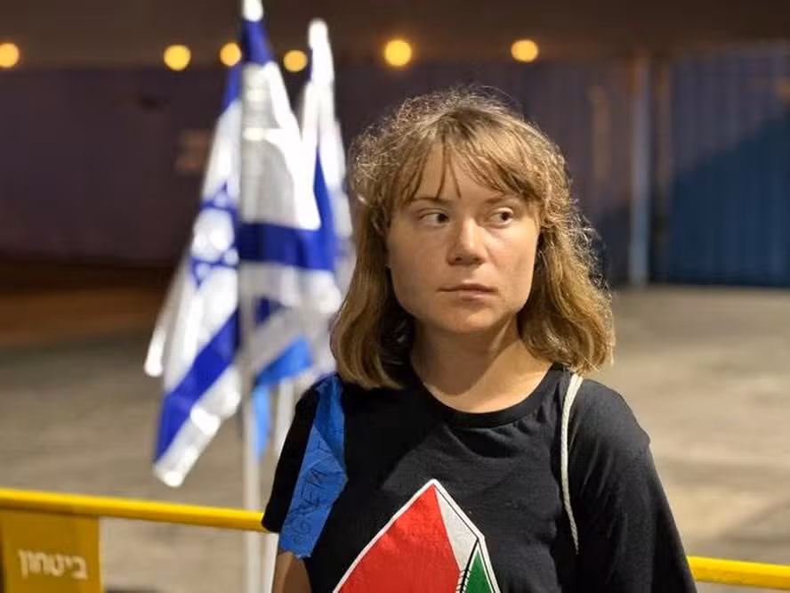 Greta Thunberg, usando camisa com símbolo da Palestina, detida em Israel -  (crédito: Divulgação/Governo de Israel)