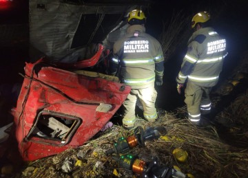 Segundo os bombeiros, o corpo do motorista foi encontrado preso às ferragens -  (crédito: Divulgação/CBMMG)
