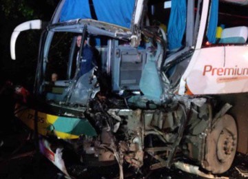 A frente do ônibus foi atingida e o motorista ficou preso às ferragens -  (crédito: Divulgação/CBMMG)