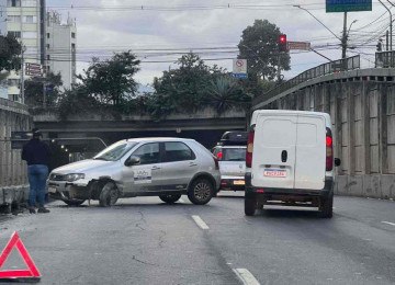 Acidente com um carro complica o trânsito da Avenida do Contorno, na altura do bairro Santo Agostinho -  (crédito: Edésio Ferreira/EM/D.A. Press)